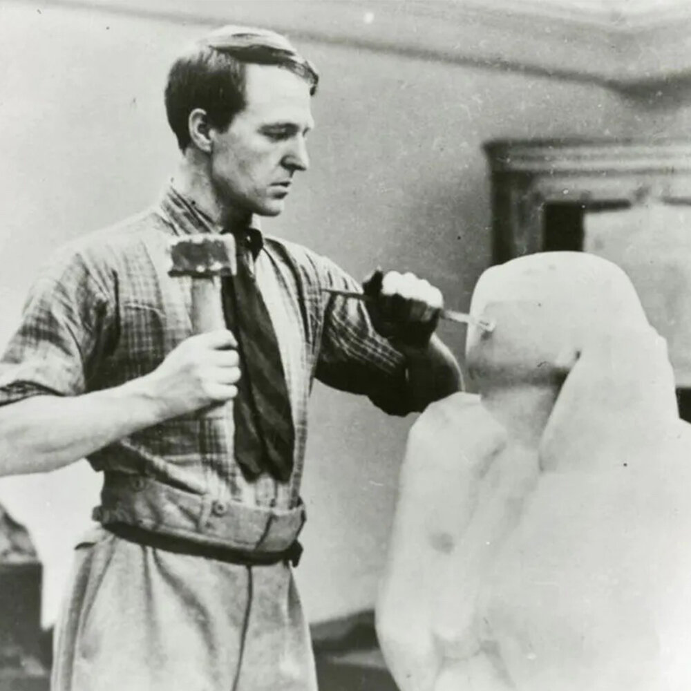 Генри Мур за работой, 1927 г. © Tate