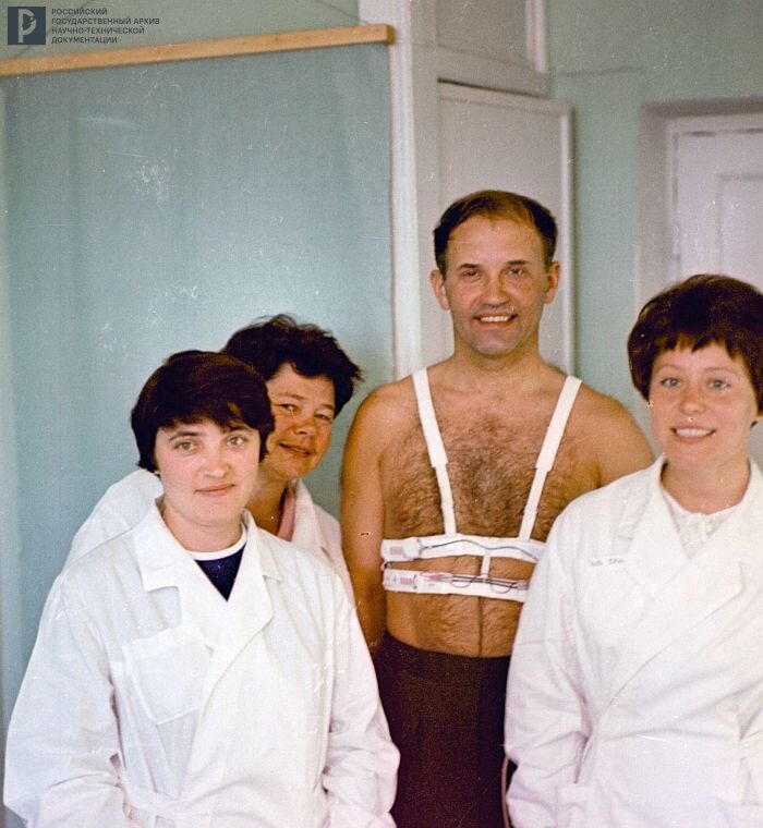 Командир корабля «Союз-11» Г.Т. Добровольский в группе медицинских работников во время предполетного клинико-физиологического обследования на Байконуре. РГАНТД. Арх. № 1-975 цв.
