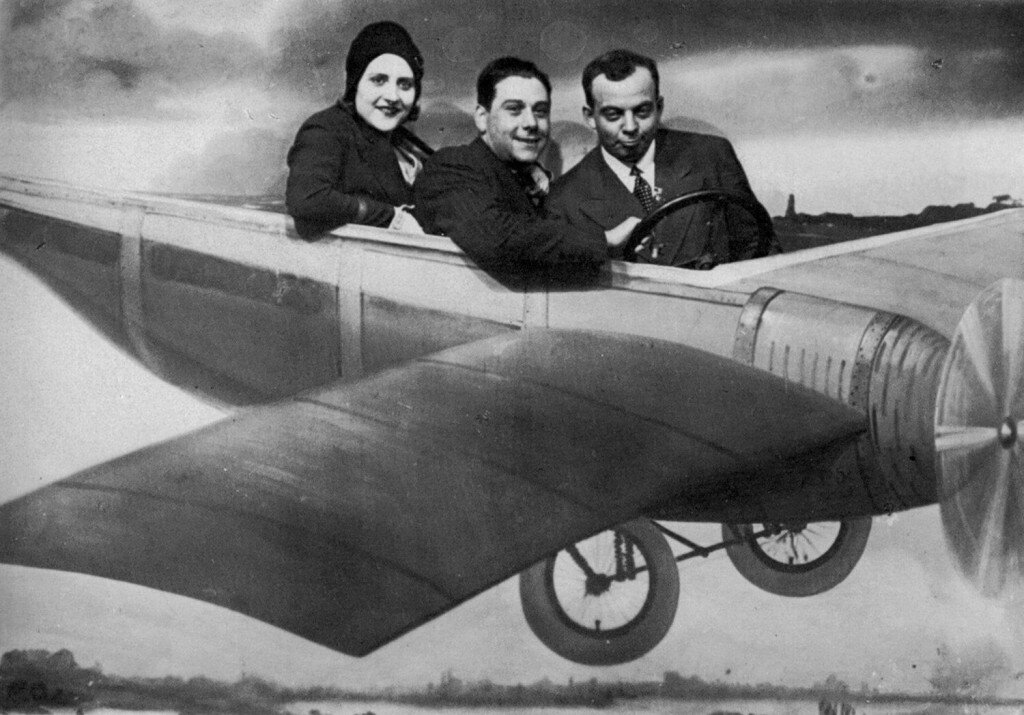 Антуан де Сент-Экзюпери и Анри Гийоме с женой Ноэль в парке аттракционов