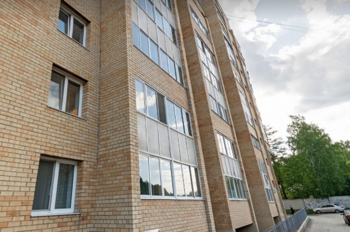    В Екатеринбурге молодая женщина разбилась насмерть, выпав из окна