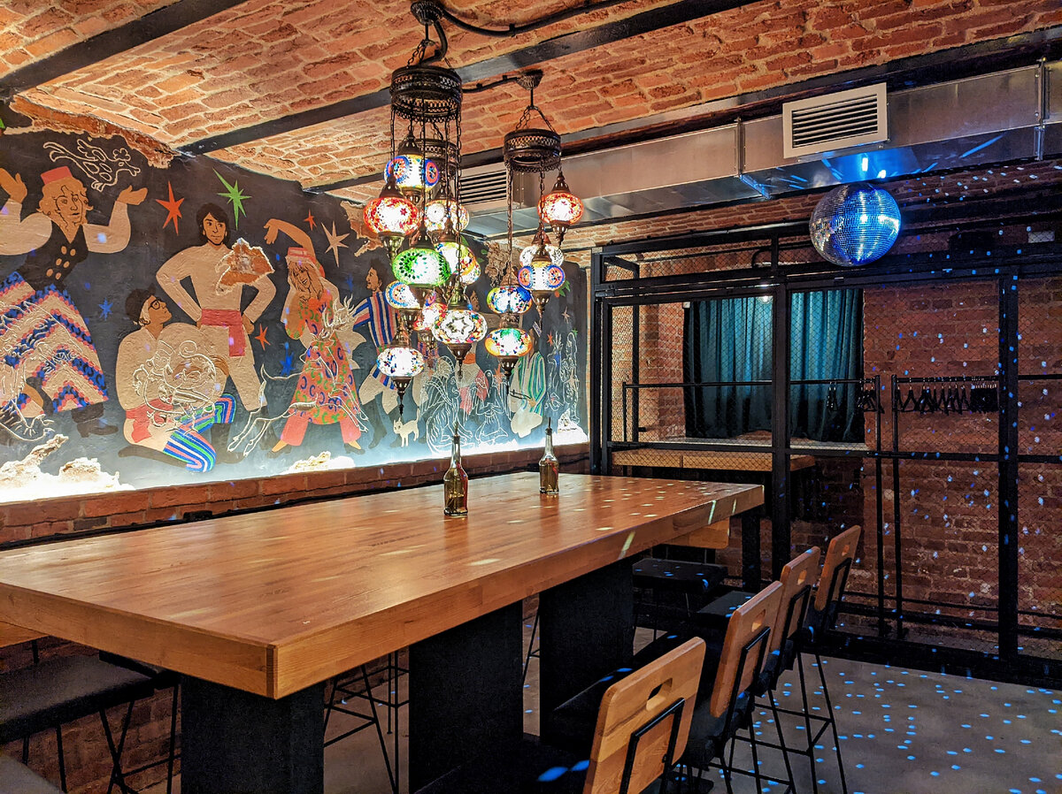 Зал при входе с гардеробом и →