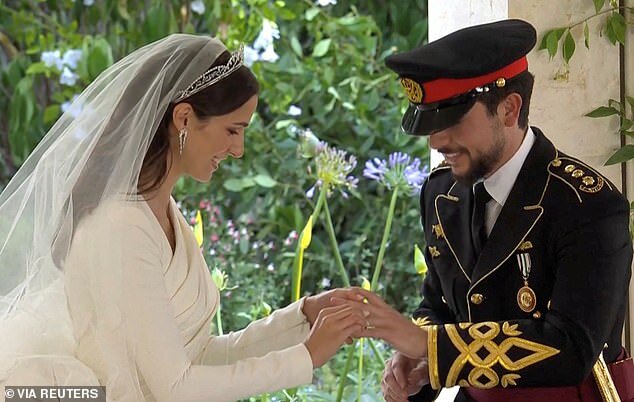 Наследный принц Иордании Хусейн сегодня связал себя узами брака с Раджвой Аль-Саиф. Свадебная церемония, на которой присутствовали члены королевских семей всего мира, была роскошной.