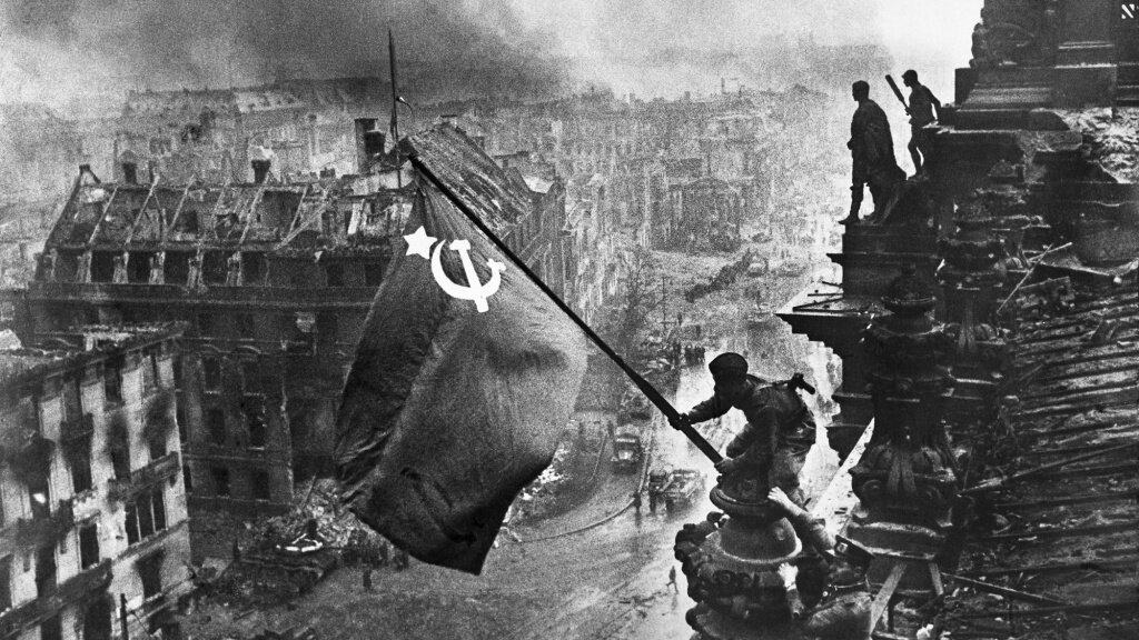 Е.А. Халдей. Знамя Победы. Бойцы 8-й гвардейской армии РККА Алексей Ковалев и Абдулхаким Исмаилов с красным знаменем на крыше Рейхстага после взятия города советскими войсками в ходе Второй мировой войны