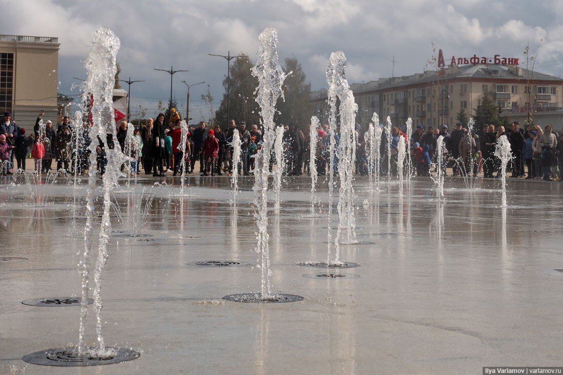 Время в ижевске сейчас. Фонтаны в Ижевске на центральной площади. Сухой фонтан на центральной площади Ижевск. Новый фонтан в Ижевске на площади. Центральная площадь Ижевск Нижний фонтан.