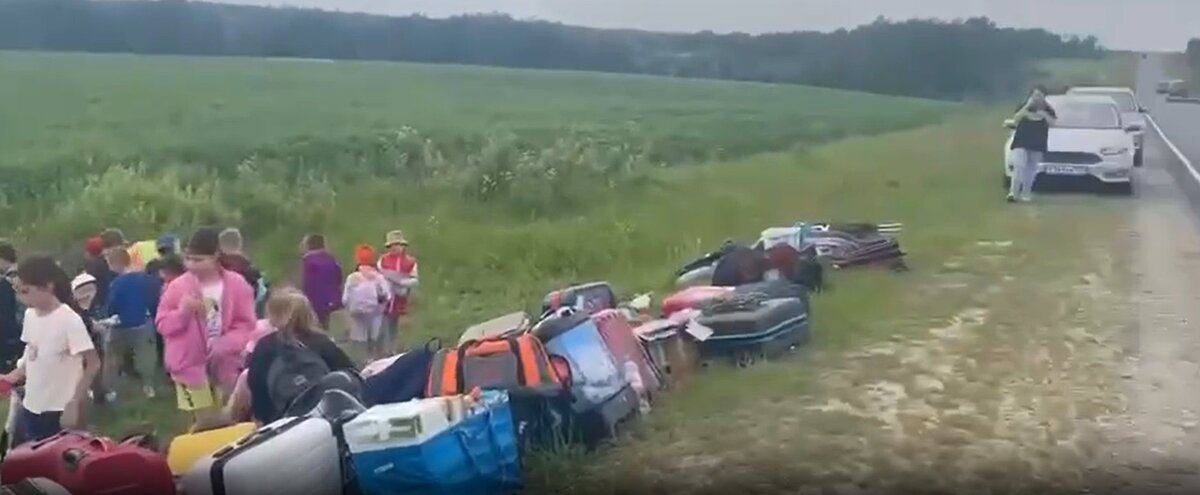    Водитель автобуса бросил группу детей на трассе в Калужской области Кадр из видео