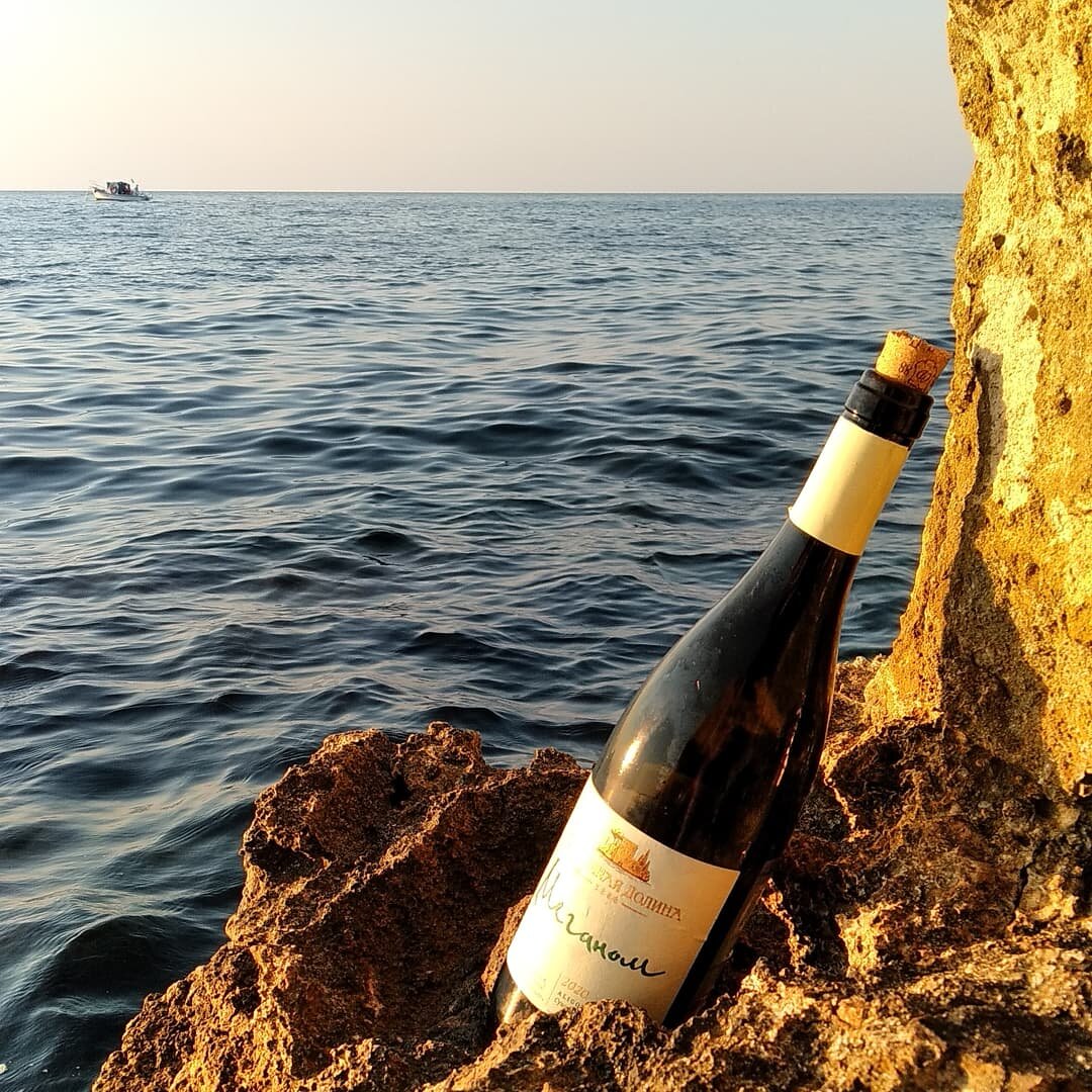 Дикий пляж "Омега" в Севастополе и  белый Меганом