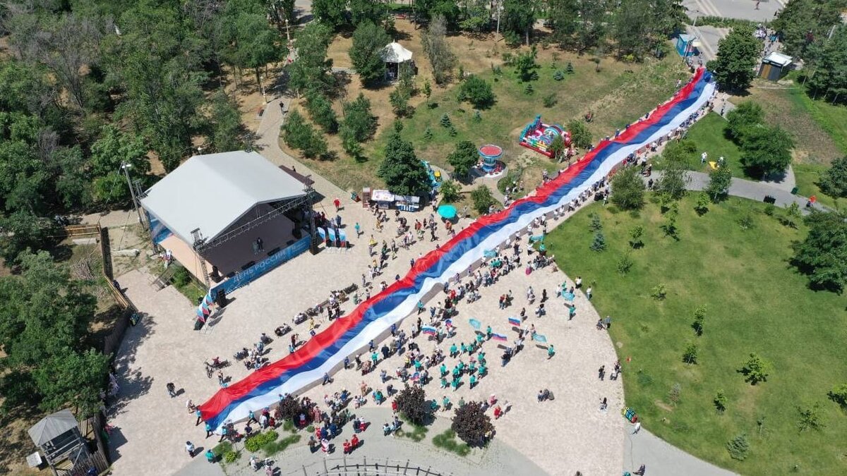     По случаю празднования Дня России в Центральном парке культуры и отдыха в Волгограде волонтеры развернули 100-метровый российский флаг. Огромный триколор пронесли по центральной площади ЦПКиО.