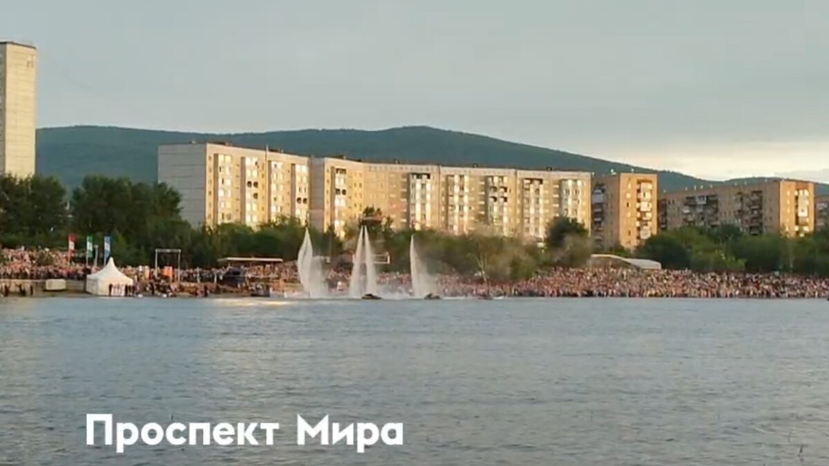     12 июня в День города на Енисее прошло водное шоу от спортсменов-райдеров. Мнения красноярцев в соцсетях разделились по этому поводу: одни остались довольны, другим выступление показалось недостаточно эффектным.