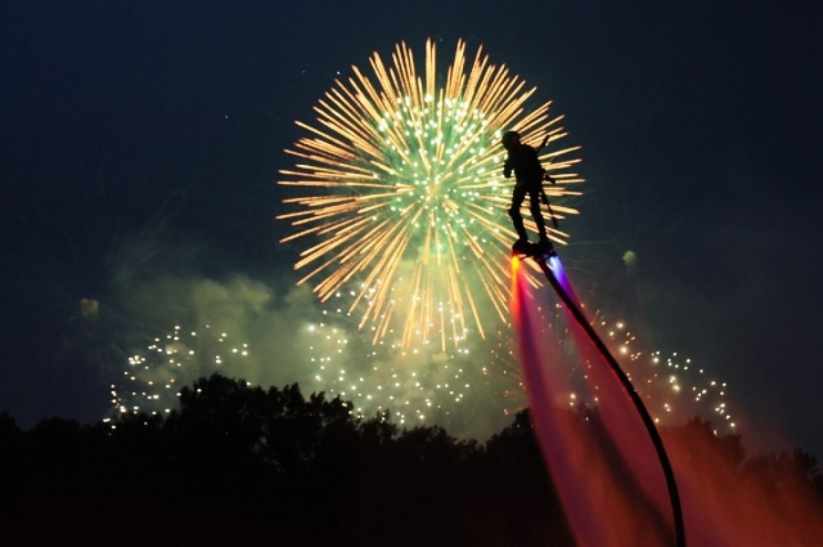    Шоу завершилось пиротехническим представлением с фейерверком.