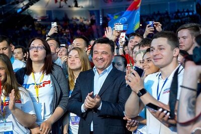    Губернатор Московской области Андрей Воробьев с членами «Молодой гвардии Единой России» ©страница Андрея Воробьева в соцсети «ВКонтакте»