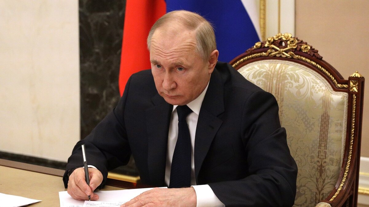     Президент России Владимир Путин заявил, что с 1 января 2024 года минимальный размер оплаты труда (МРОТ) в стране будет проиндексирован на 18,5%.
