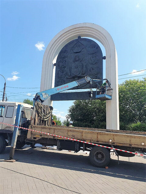    Памятный знак по контракту отремонтируют до конца июня