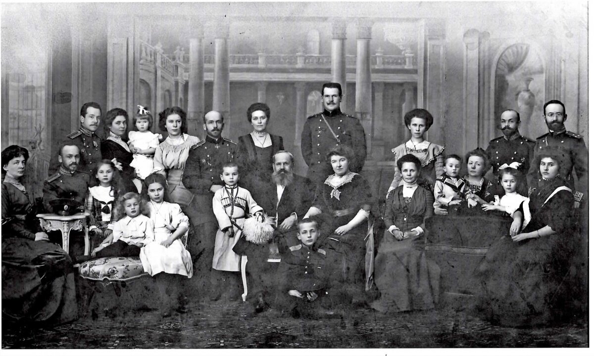 Беляев Тимофей Михайлович с семьей 1915г.