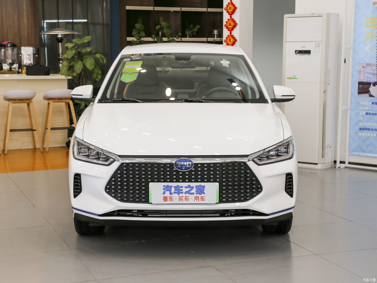 Цена на BYD e3 вполне доступна благодаря упрощенной платформе, при этом такое решение разработчиков не сказалось на технических характеристиках – они отвечают всем необходимым требованиям современного водителя.