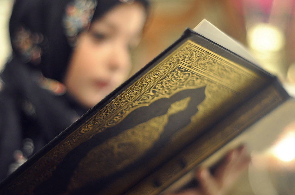 читаем женщины коран. читаем женщины коран. мусульманка и коран. девушка с кораном. девушка с книгой в руках.