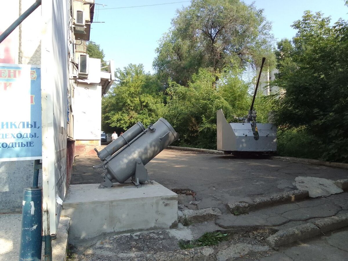 Прожектор и зенитка. г. Новосибирск, ул. Котовского. Август 2022 г. Фото автора