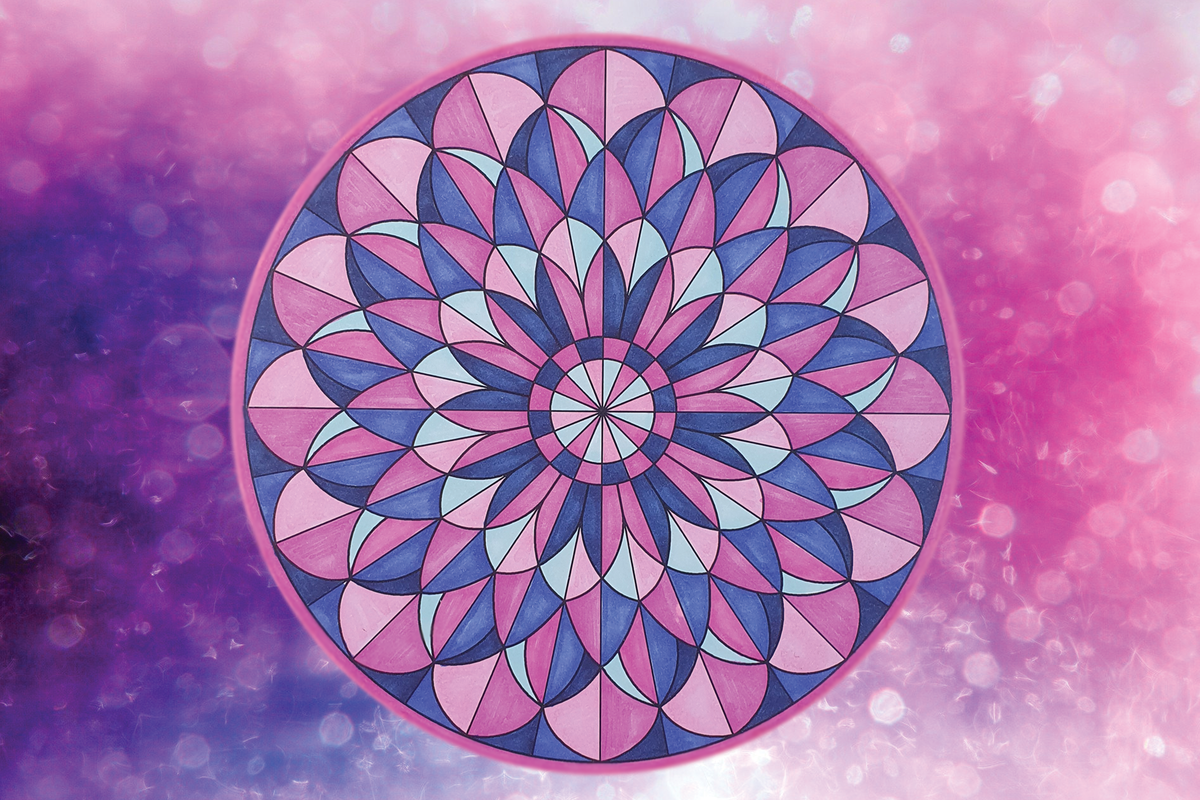 Образец раскрашенной мандалы из альбома-раскраски антистресс Мандала с бирюзовой обложкой.