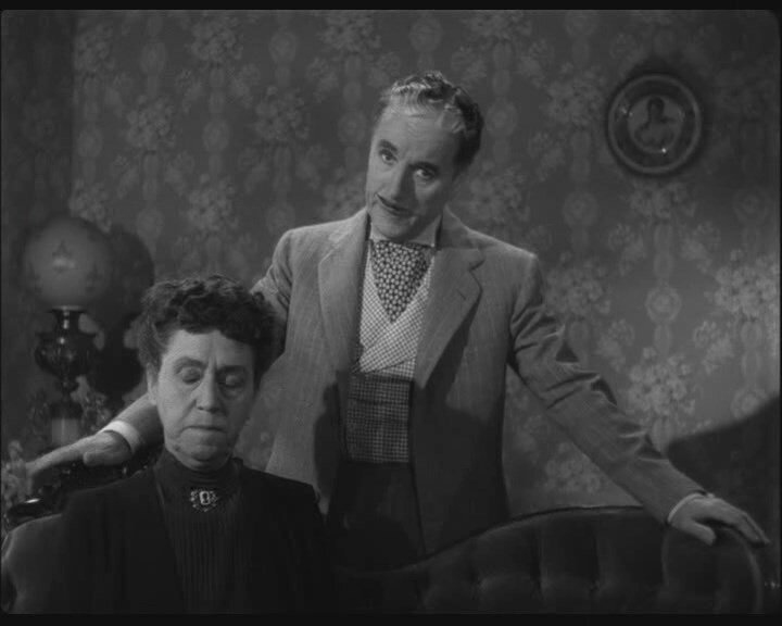 Верду не раз словно обращается взглядом к зрителю, подчёркивая внутренний дискомфорт от нетерпеливого взаимодействия с вдовами, скупо чахнущими над своим богатством. 