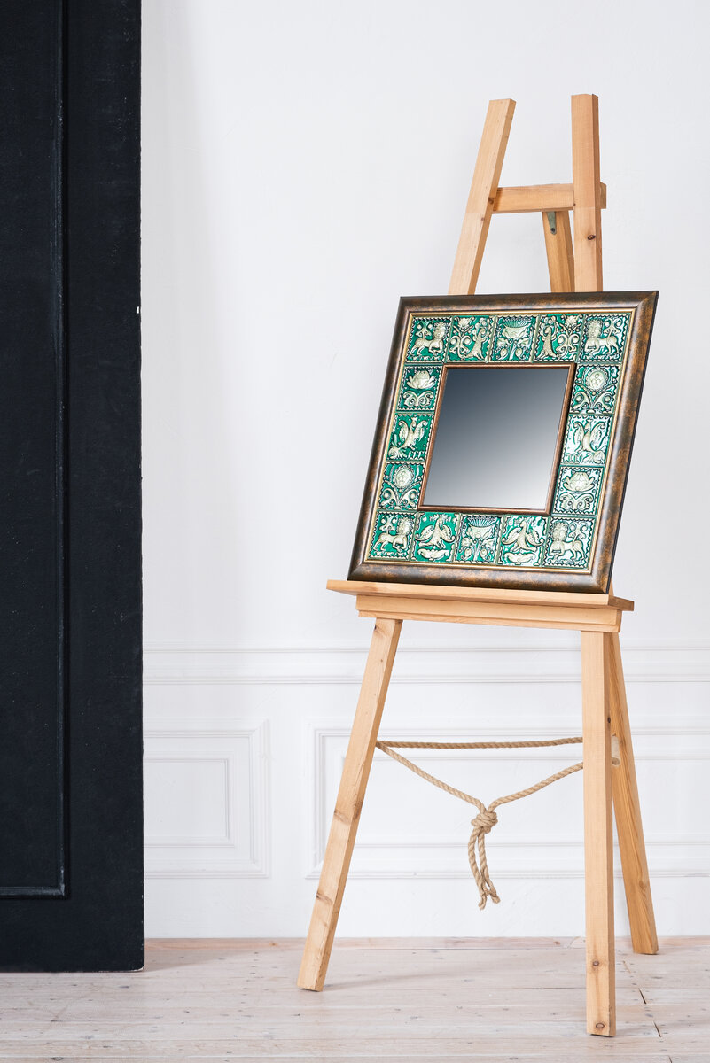 Зеркало с плиточками по мотивам домовой росписи. Выполнены в стиле ярославских изразцов.