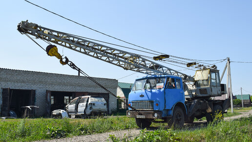 Автокран КС-3562Б на шасси МАЗ-5334 / The old Soviet truck crane KS-3562 on the chassis of MAZ-5334.