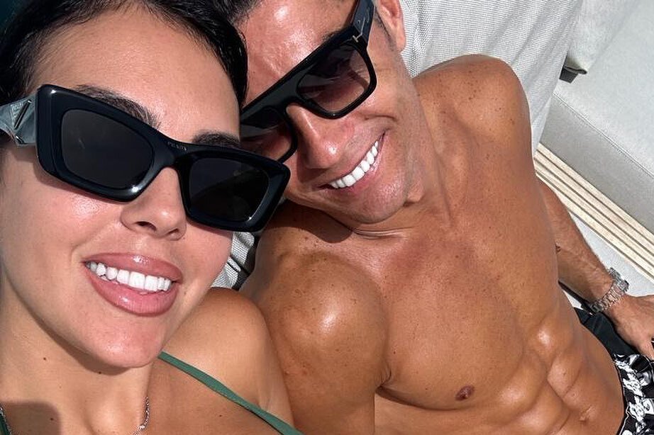     Возлюбленная культового футболиста после родов: Джорджину Родригес в бикини на Сардинии сняли папарацци