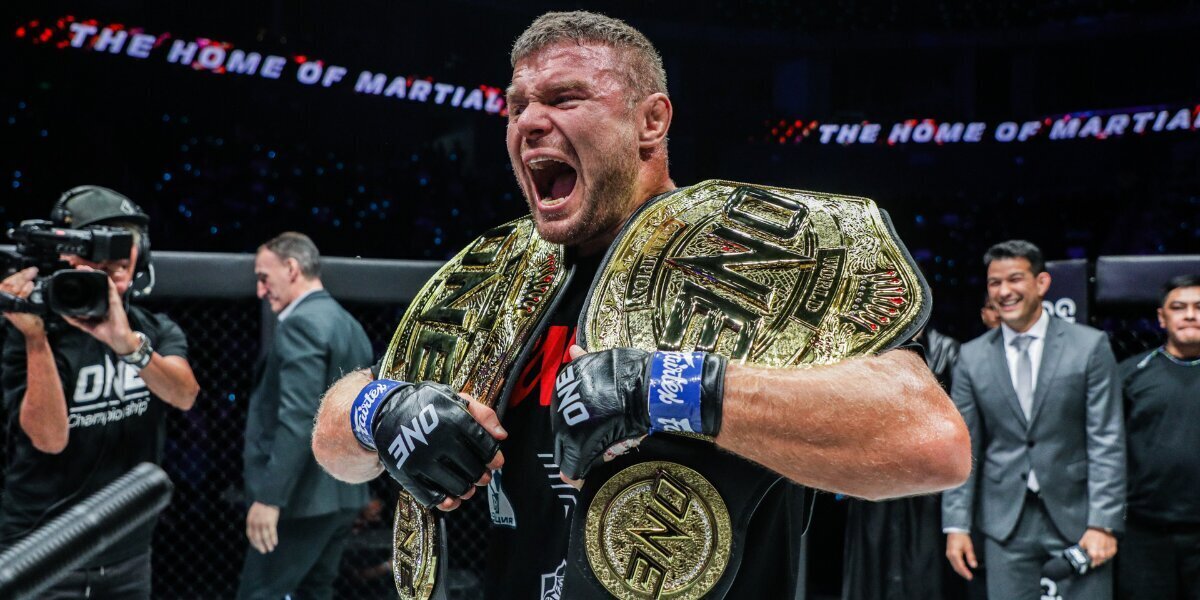 Анатолий Малыхин устроил минуту молчания сразу после завоевания чемпионского пояса.