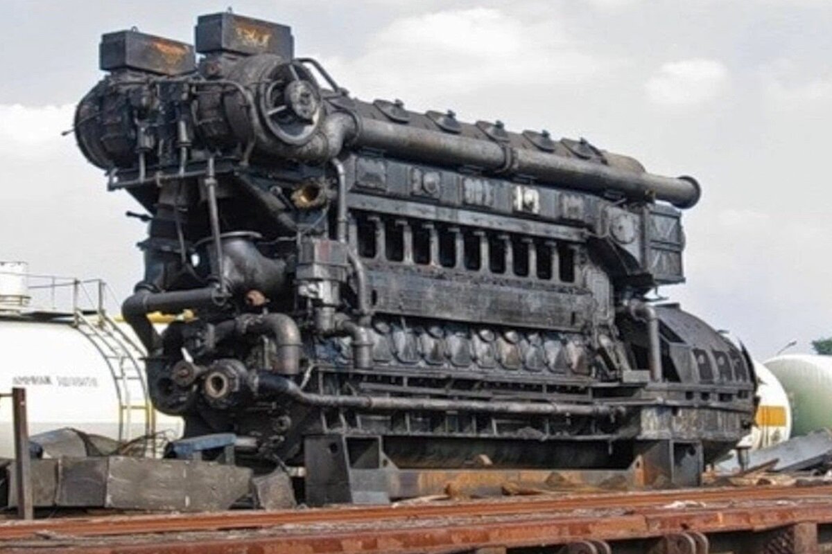 Big engine. Зульцер двигатель судовой. Самый большой судовой дизель в мире. Wartsila судовые двигатели. БМЗ судовой двигатель.