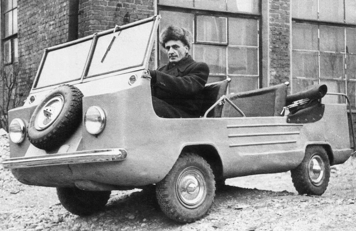 Ю. А. Долматовский позирует за рулем ИМЗ-НАМИ-А50 с мотором М-72СД мощностью 20 л. с.