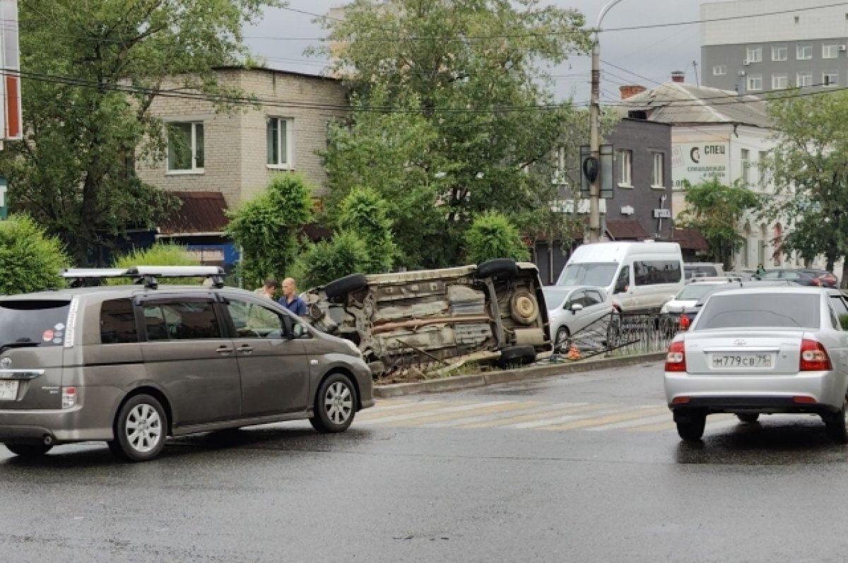    Автомобиль перевернулся после столкновения на перекрёстке в Чите