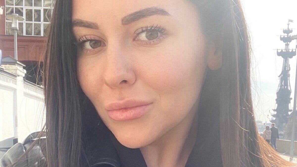 Тушь удлиняет, эффект накладных ресниц есть, но все же склеивает немного ресницы