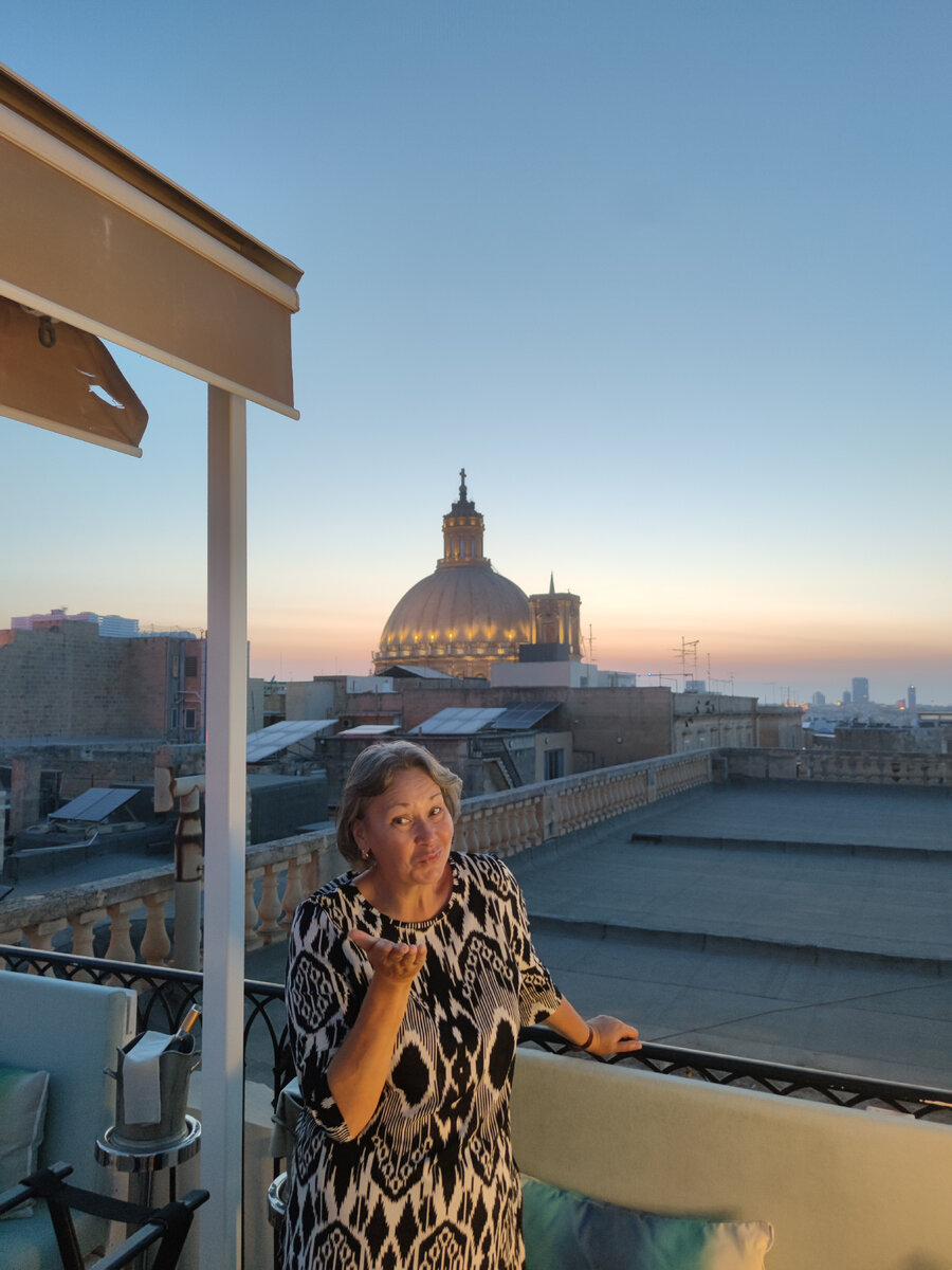 Одна из девушек постбальзаковского возраста. Остальные не давали разрешения на публикацию фотографий, а на Мальте с этим строго. 