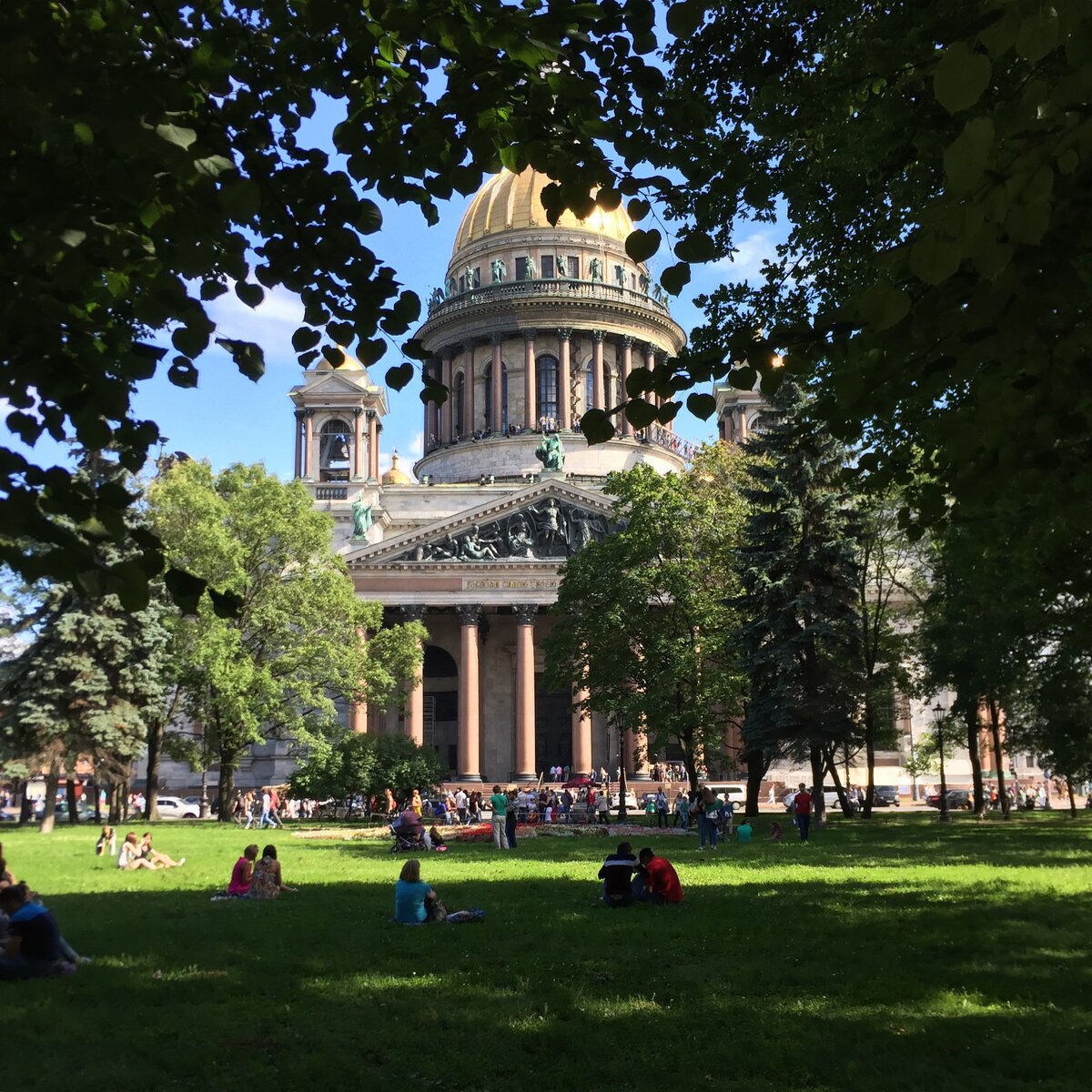 Исаакиевский собор в 2016 году. По периметру фронтона идёт надпись "Царю царствующих от царя живущих". Дорогая попытка Александра I или Николая I приравнять себя если не к богу, то к одному из архангелов