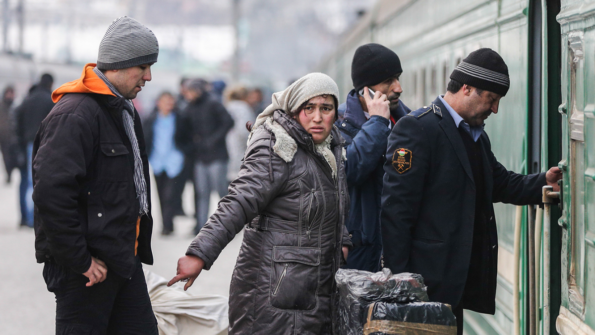 Новости эмигрантов в россии на сегодня. Мигранты в России. Крым гастарбайтеры. Мигранты фото. Азиаты депортация из России.