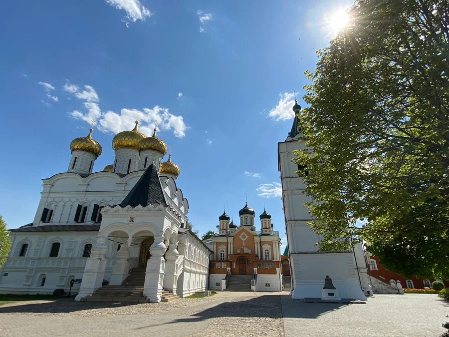 Свято-Троицкий собор и Собор Рождества Богородицы.