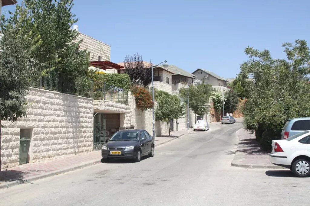 Михаил Каплан живет в Израиле в иерусалимском округе Цур Хадасса, где население всего 12 тыс. человек.