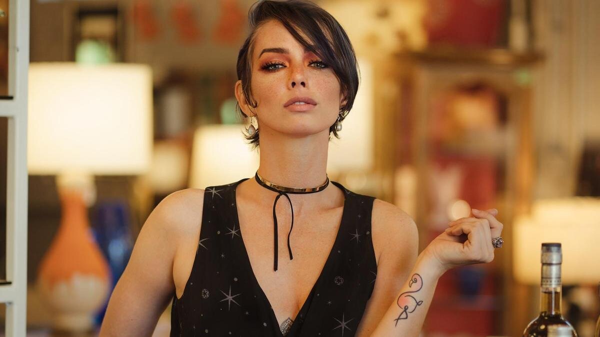    Девушка с тату фламинго на запястье:Unsplash/Lance Reis