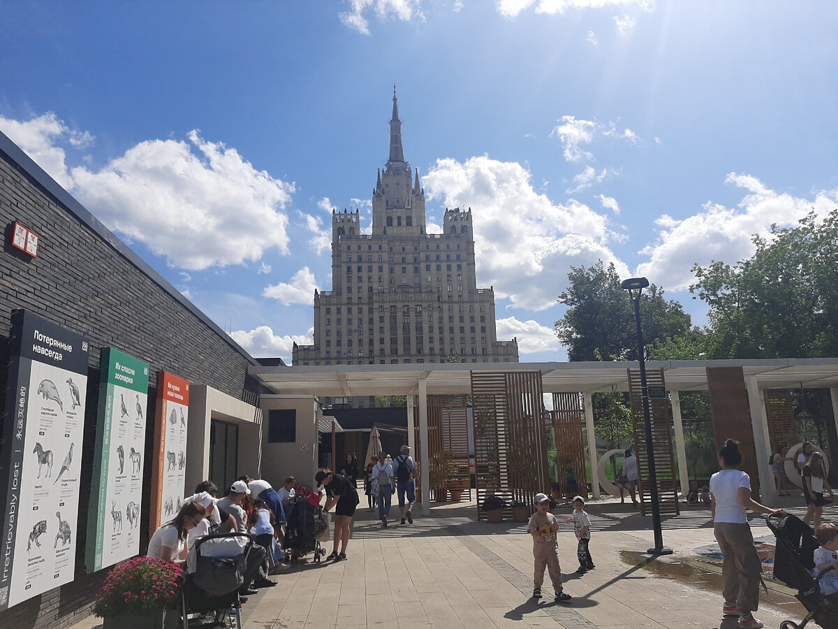 А вот эту красавицу-высотку видно почти из любой точки зоопарка