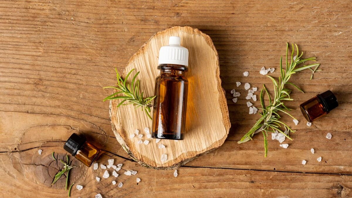    Эфирное масло кедра© Фото : freepik