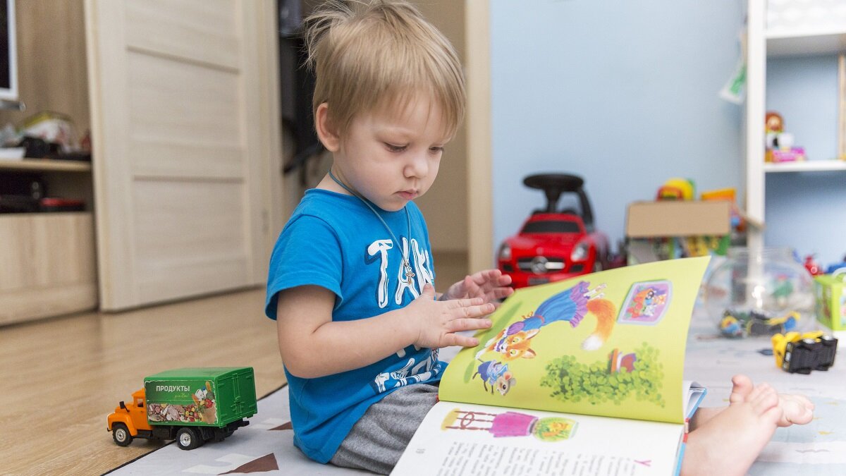    Малыш читает