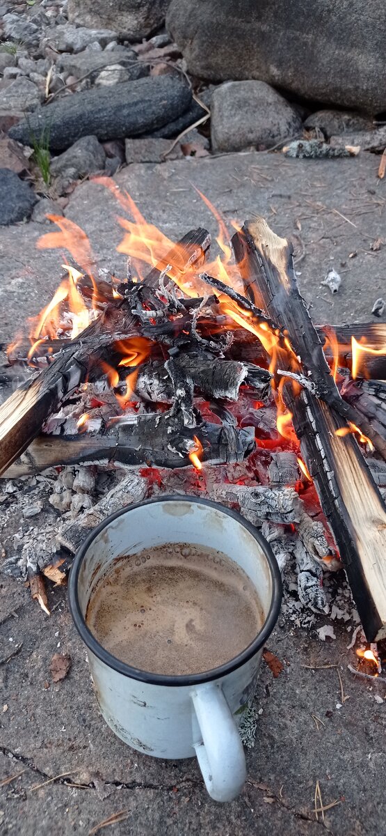 Подогрев греющего напитка у костра
