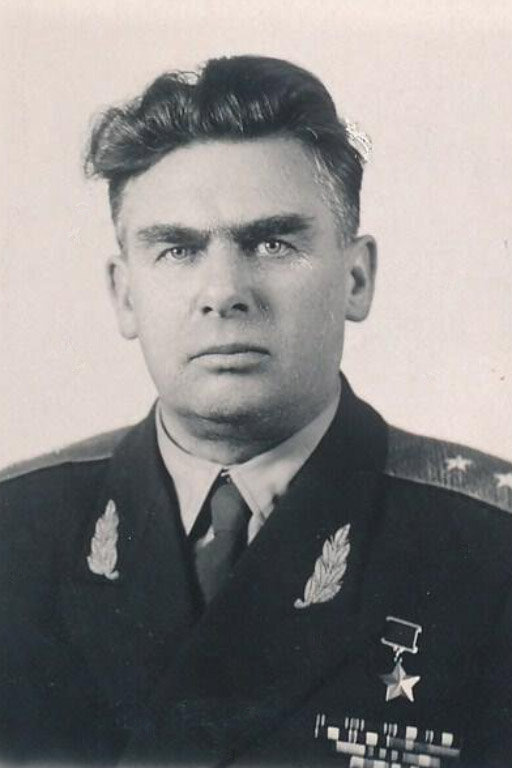 Самый крутой комдив-375 - саратовец Говоруненко Пётр Дмитриевич 
(фото из открытых источников)... 