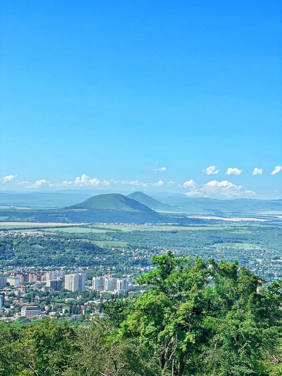 Эльбрус игриво закутался в перышки облаков 