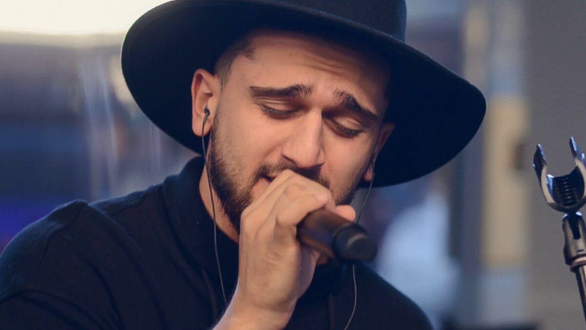 Понятность, доступность и эмоциональность текстов песен сделали его таким популярным. 