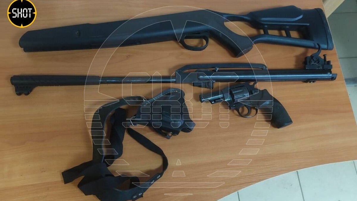     Он пытался провезти в Россию оружие и аппаратуру для видеонаблюдения.