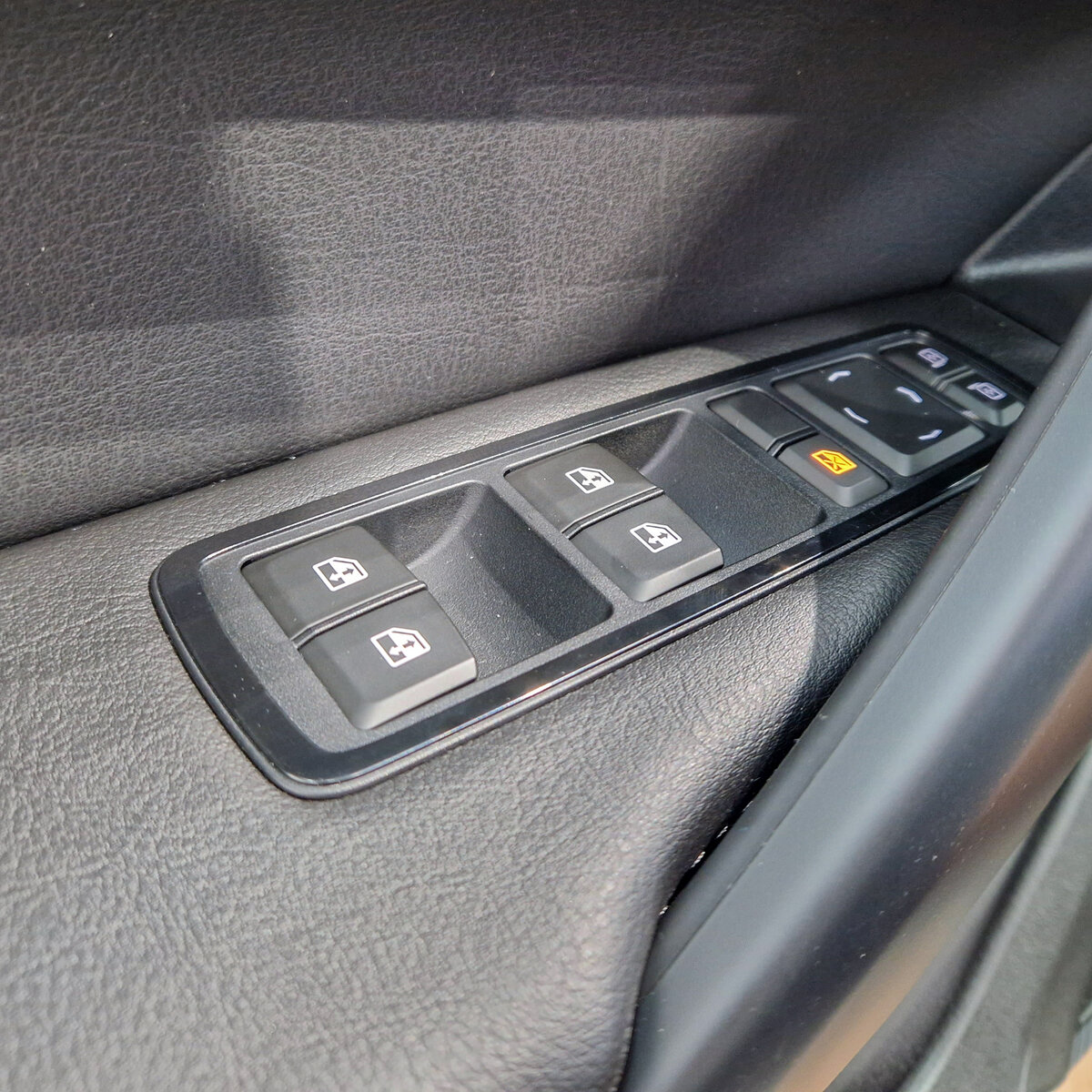 Блок стеклоподъёмников теперь уходит за ручку.