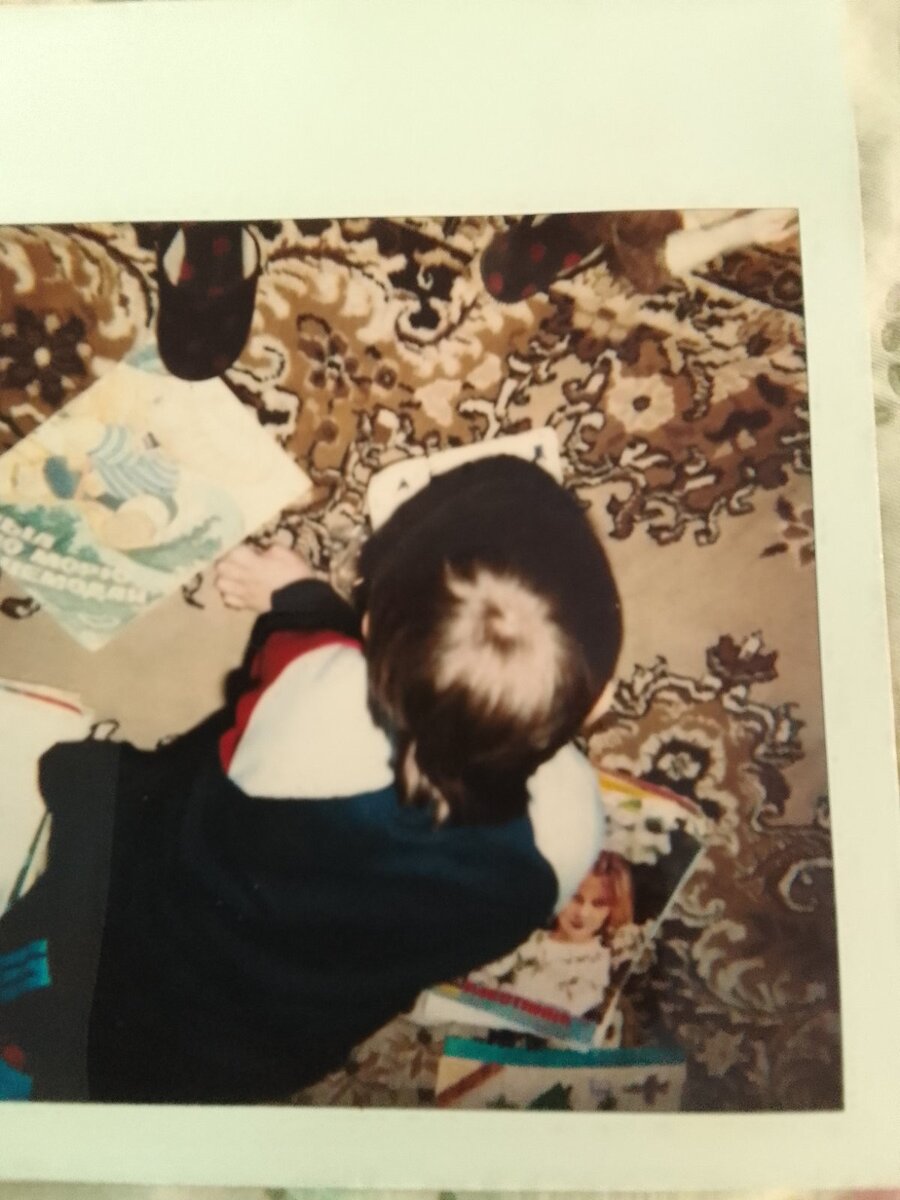 Моя макушка в окружении различной печатной продукции)