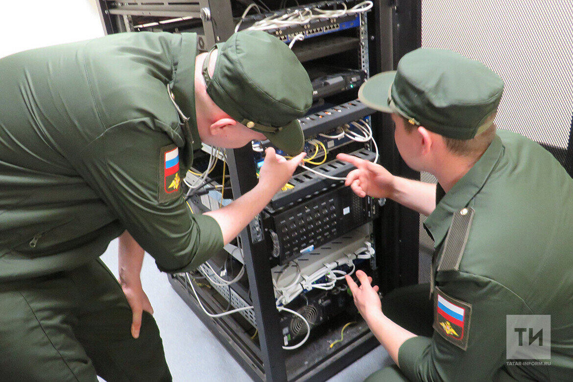 В течение года молодые ученые — операторы научных рот технополиса — будут проводить теоретико-экспериментальные исследования на современном лабораторном оборудовании. Фото: © Арсений Каримов / «Татар-информ»