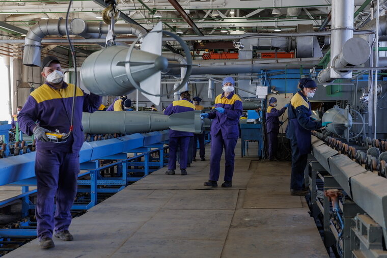    На предприятия ОПК может быть устроено более тысячи выпускников