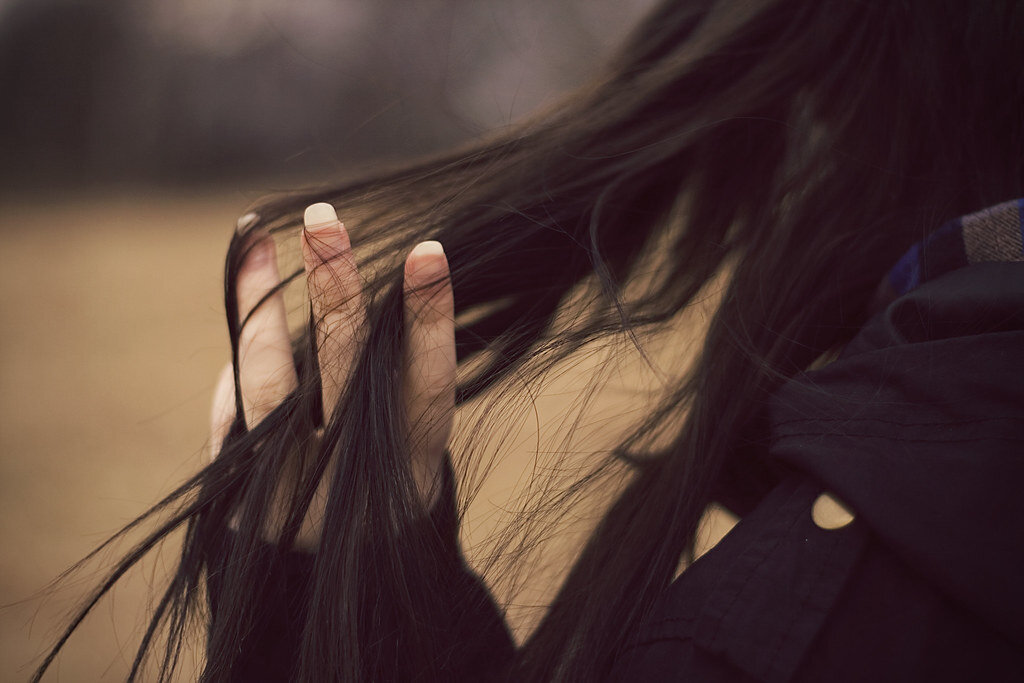 девушка прикрывает лицо. девушки с крытым лицом. девочка с закрытым лицом черными волосами. брюнетки закрывают лицо. девушка плачет.