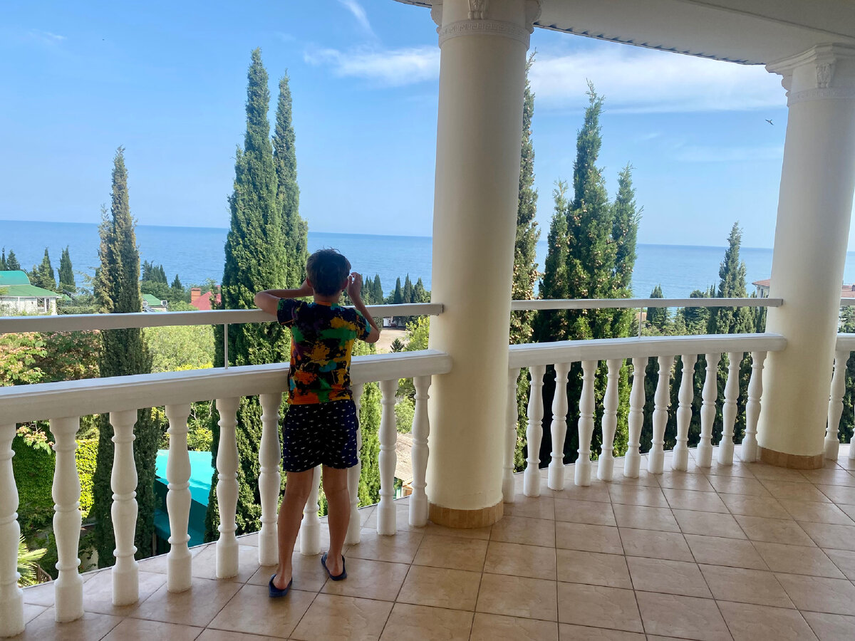 А это вид из нашей с сыном «палатки», который мы наблюдаем уже несколько дней